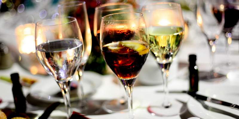 Wine glassess on the wedding table